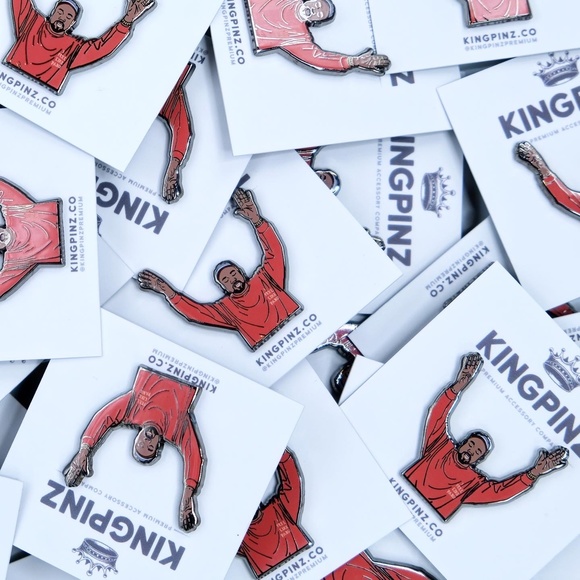 Pablo Lapel Pin - Picture 2 of 3